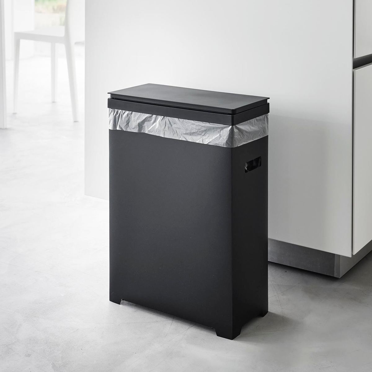 山崎実業 tower スリム蓋付きゴミ箱 タワー 横開きタイプ ( 4903208015240 タワーシリーズ ゴミ箱 ごみ箱 横開き フタ付きゴミ箱 35L スリム 35リットル 分別 高さ調節 可能 シンク下 ふた付き 分別ゴミ箱 ) 【ブラック】 ブラック