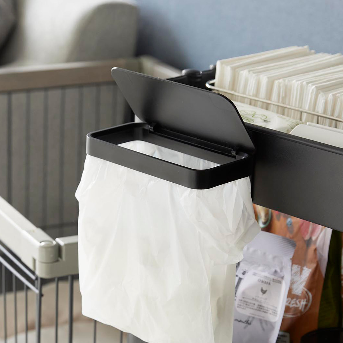 山崎実業 tower ワゴンに付けられるマグネット蓋付きポリ袋ホルダー タワー ( 4903208017015 タワーシリーズ ポリ袋ホルダー マグネット 蓋付きポリ袋ホルダー 浮かせる収納 浮かせて収納 磁石 ふた付き 収納 フタ付き ) 【ブラック】 ブラック