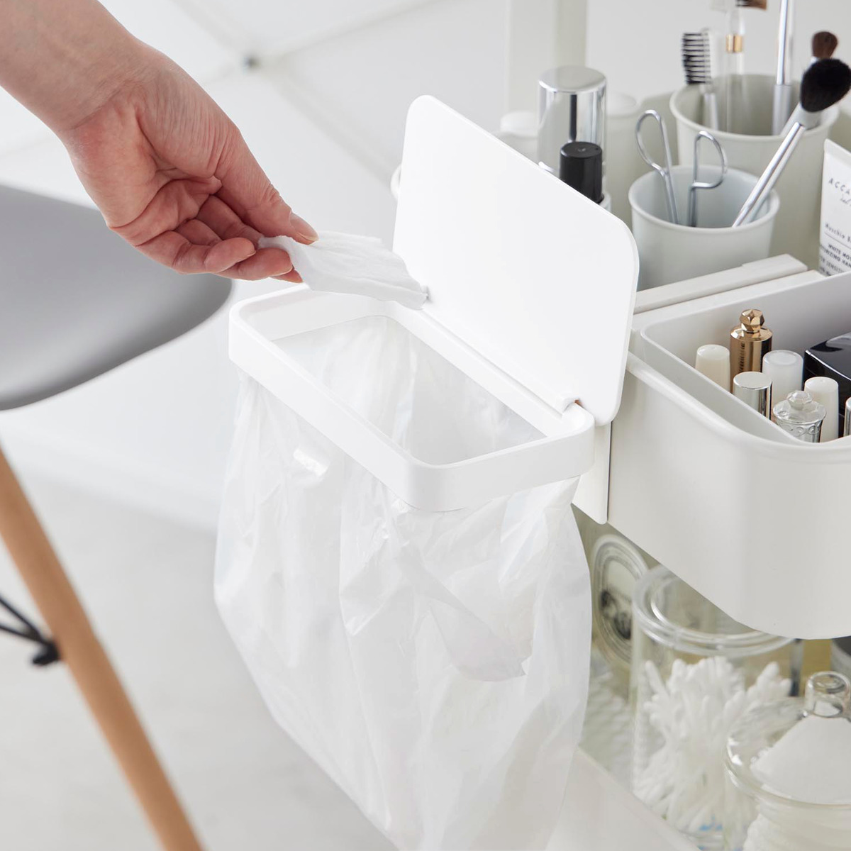 山崎実業 tower ワゴンに付けられるマグネット蓋付きポリ袋ホルダー タワー ( 4903208017015 タワーシリーズ ポリ袋ホルダー マグネット 蓋付きポリ袋ホルダー 浮かせる収納 浮かせて収納 磁石 ふた付き 収納 フタ付き ) 【ブラック】 ブラック