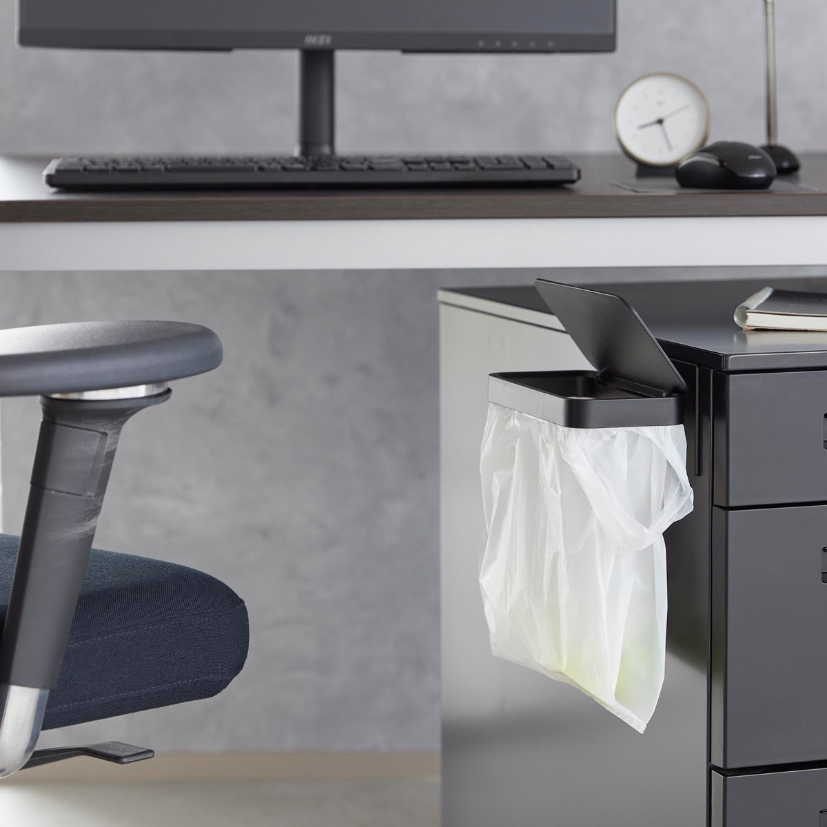 山崎実業 tower ワゴンに付けられるマグネット蓋付きポリ袋ホルダー タワー ( 4903208017015 タワーシリーズ ポリ袋ホルダー マグネット 蓋付きポリ袋ホルダー 浮かせる収納 浮かせて収納 磁石 ふた付き 収納 フタ付き ) 【ブラック】 ブラック