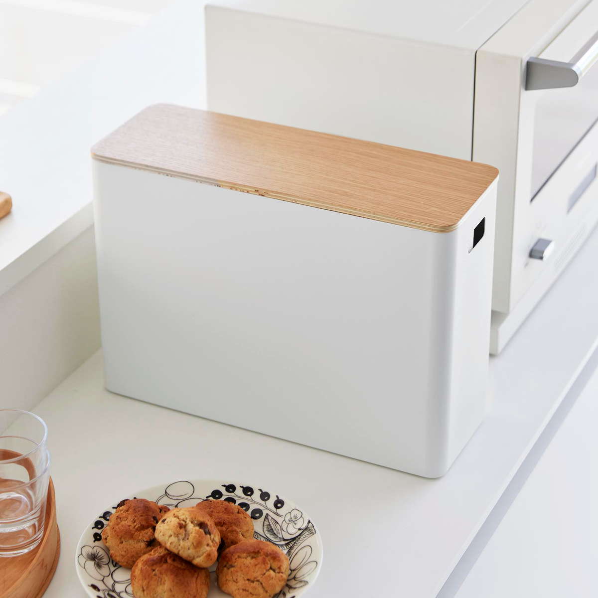 山崎実業 RIN 蓋付きトイレ用品収納 リン ( 4903208013208 リンシリーズ 蓋付き トイレ用品収納 トイレ収納 トイレットペーパー トイレットペーパー収納 トイレ お手洗い 収納 隠して収納 スリム ストッカー フタ付き ) 【ナチュラル】 ナチュラル