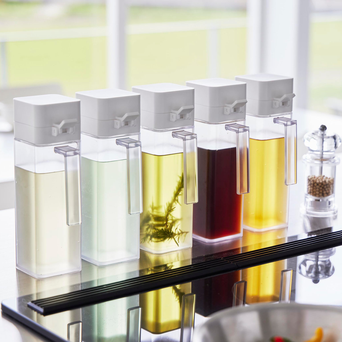 山崎実業 tower 蓋付き調味料ボトル タワー ( 4903208015172 タワーシリーズ 調味料ボトル 蓋付き 詰め替えボトル ボトル オイルボトル オイルポット 詰め替え 詰め替え用 容器 調味料容器 ) 【ホワイト】 ホワイト