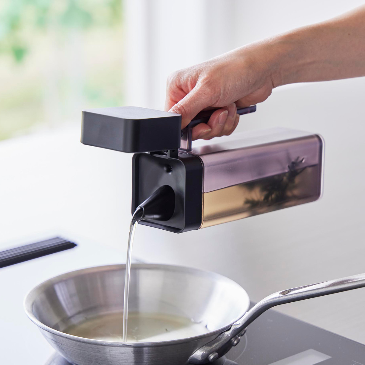 山崎実業 tower 蓋付き調味料ボトル タワー ( 4903208015172 タワーシリーズ 調味料ボトル 蓋付き 詰め替えボトル ボトル オイルボトル オイルポット 詰め替え 詰め替え用 容器 調味料容器 ) 【ホワイト】 ホワイト