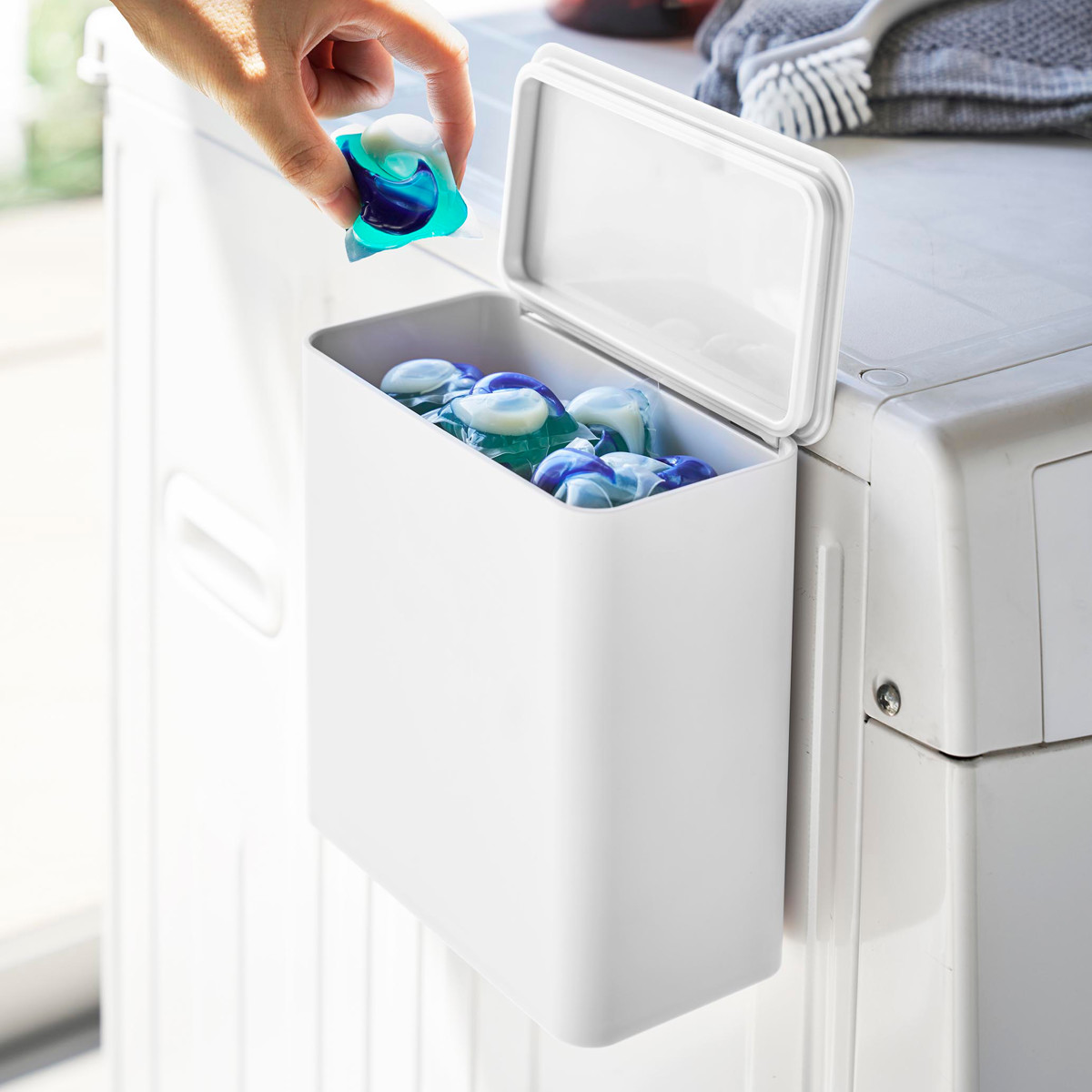 山崎実業 tower フィルムフック 密閉ゴミ箱 タワー ( 4903208015202 タワーシリーズ 密閉 ゴミ箱 ごみ箱 ごみ入れ 1.8L 1.8リットル 卓上 トイレ 洗面所 キッチン 壁 コンパクト 浮かせる 壁面 壁面設置 ) 【ブラック】 ブラック