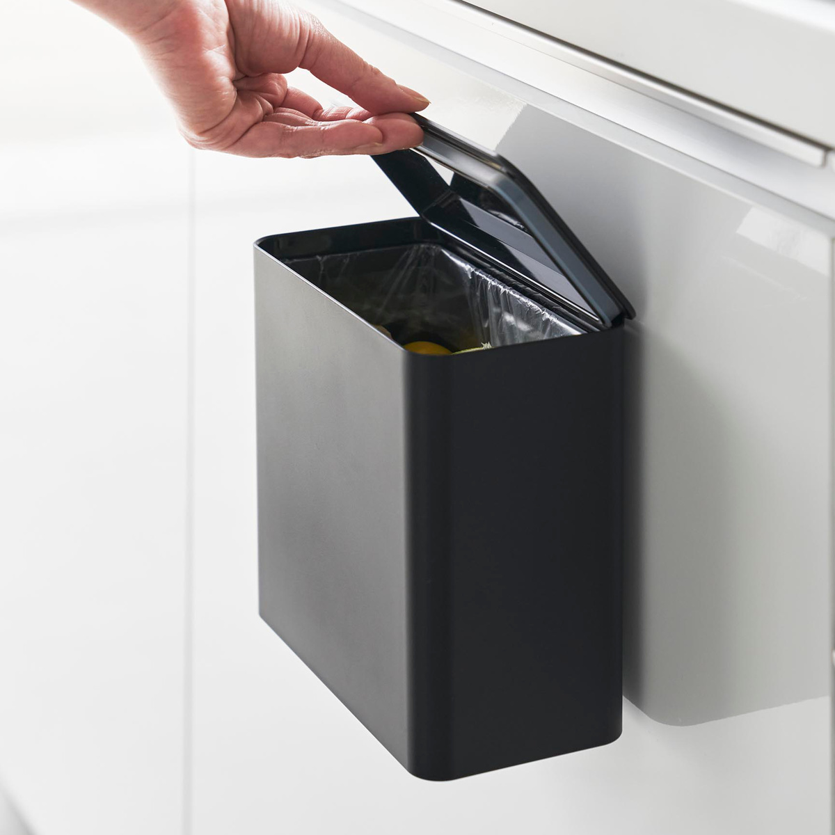 山崎実業 tower フィルムフック 密閉ゴミ箱 タワー ( 4903208015202 タワーシリーズ 密閉 ゴミ箱 ごみ箱 ごみ入れ 1.8L 1.8リットル 卓上 トイレ 洗面所 キッチン 壁 コンパクト 浮かせる 壁面 壁面設置 ) 【ブラック】 ブラック