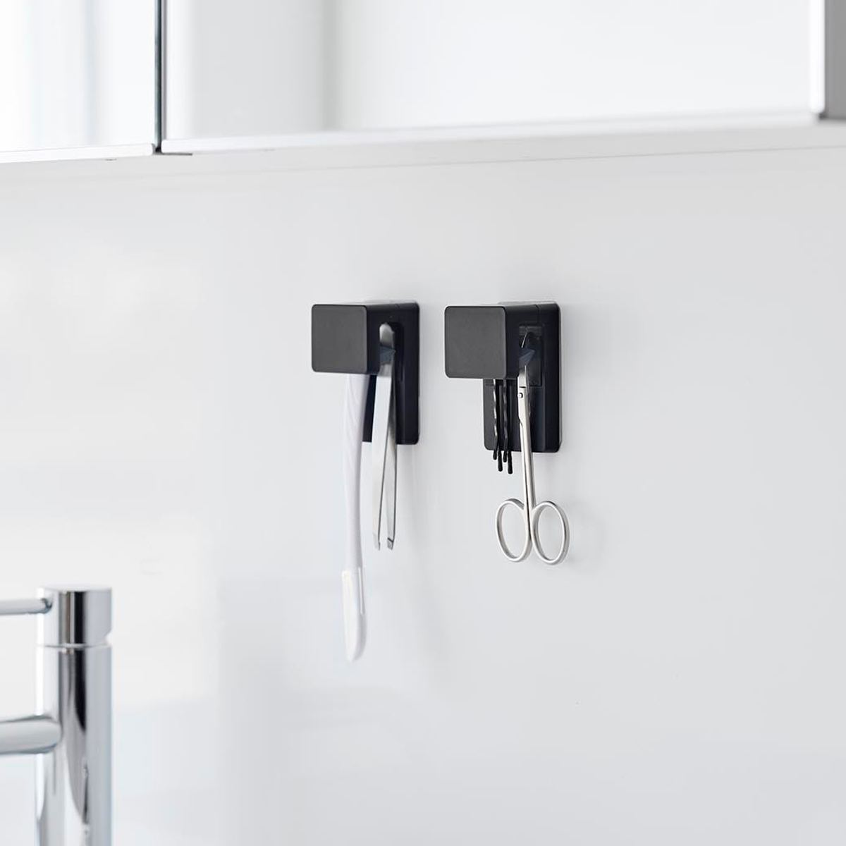 山崎実業 tower フィルムフック差し込み式歯ブラシ&チューブホルダー タワー W4 2個組 ( 4903208014939 タワーシリーズ フィルムフック 差し込み式 2個 歯ブラシ&チューブ ホルダー 差し込み ) 【ホワイト】 ホワイト