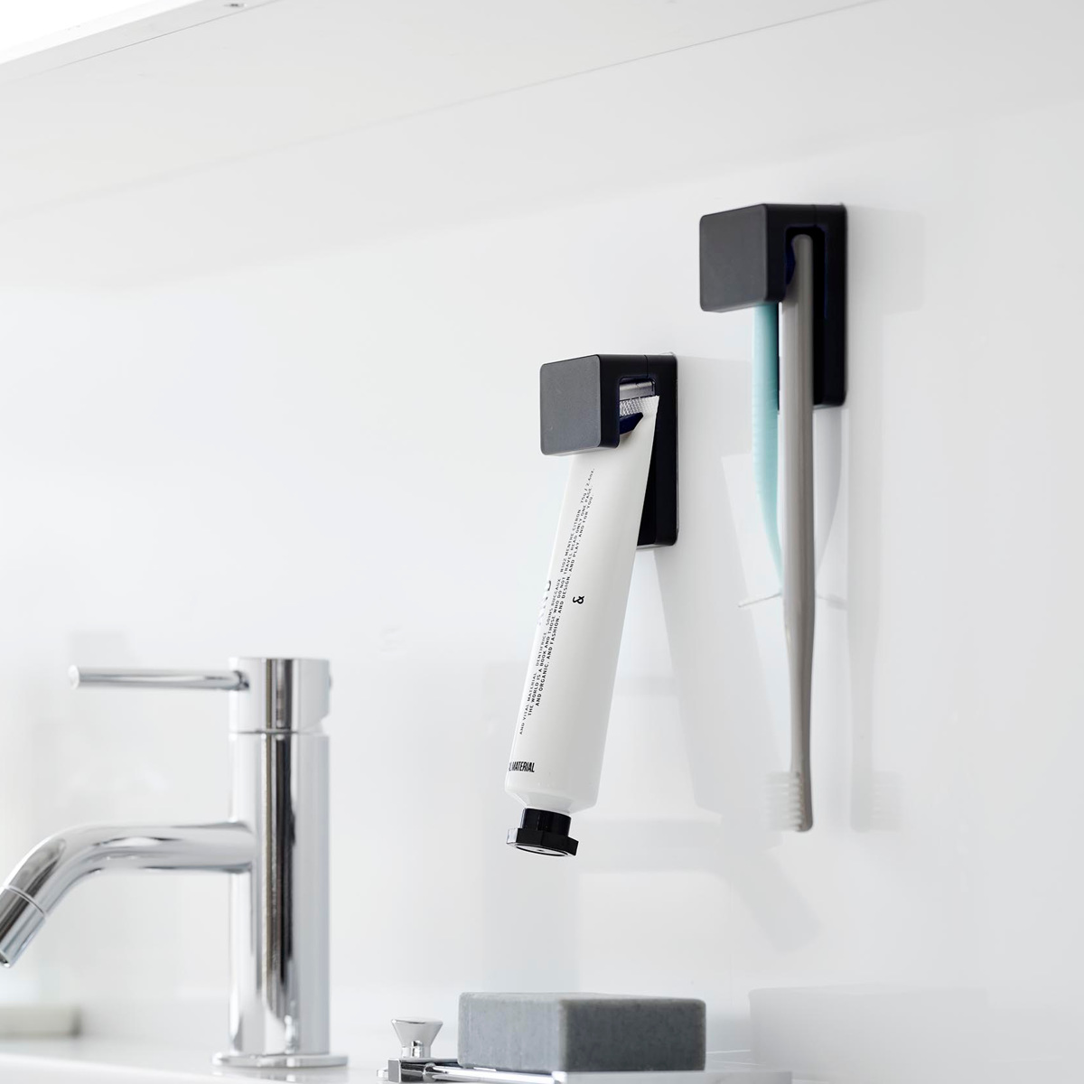 山崎実業 tower フィルムフック差し込み式歯ブラシ&チューブホルダー タワー W4 2個組 ( 4903208014939 タワーシリーズ フィルムフック 差し込み式 2個 歯ブラシ&チューブ ホルダー 差し込み ) 【ホワイト】 ホワイト