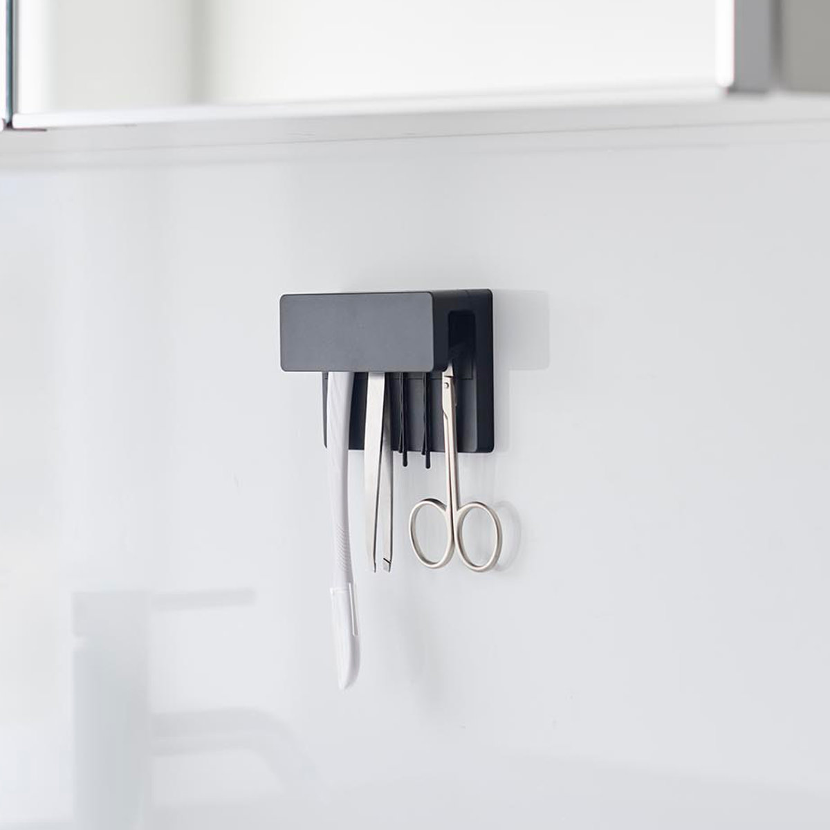 山崎実業 tower フィルムフック差し込み式歯ブラシ&チューブホルダー タワー W9 ( 4903208014953 タワーシリーズ フィルムフック 差し込み式 歯ブラシ&チューブ ホルダー 差し込み ) 【ホワイト】 ホワイト