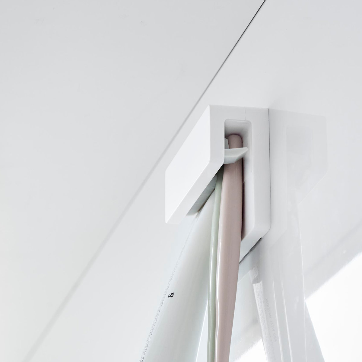 山崎実業 tower フィルムフック差し込み式歯ブラシ&チューブホルダー タワー W9 ( 4903208014953 タワーシリーズ フィルムフック 差し込み式 歯ブラシ&チューブ ホルダー 差し込み ) 【ホワイト】 ホワイト