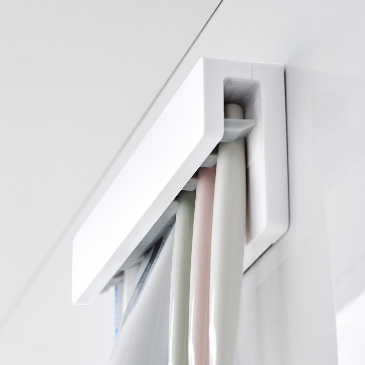 山崎実業 tower フィルムフック差し込み式歯ブラシ&チューブホルダー タワー W18 ( 4903208014977 タワーシリーズ フィルムフック 差し込み式 歯ブラシ&チューブ ホルダー 差し込み ) 【ブラック】 ブラック