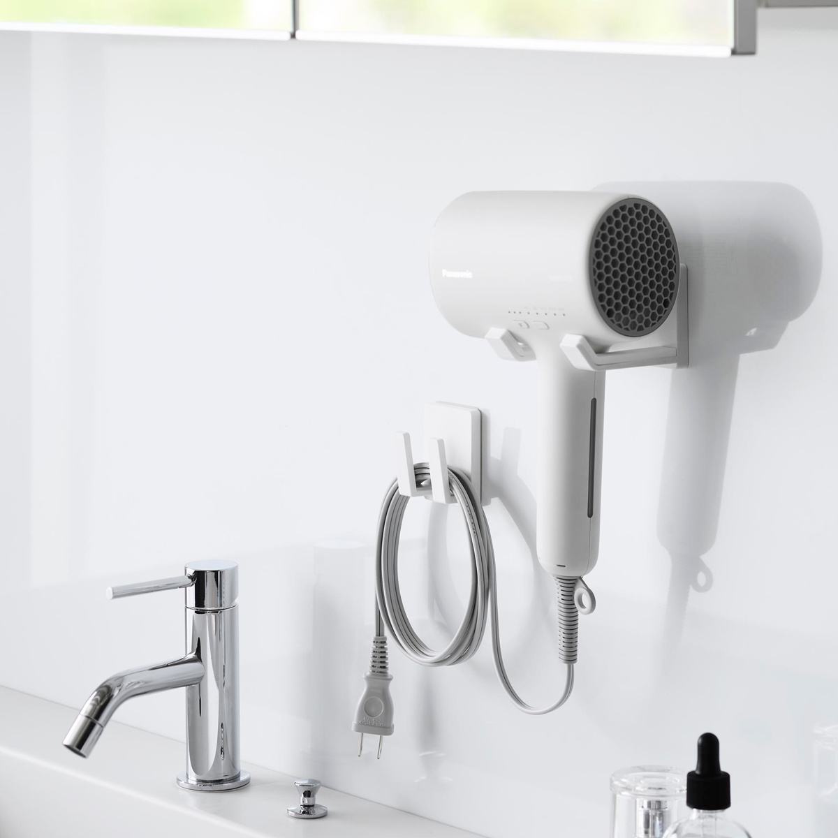 山崎実業 MIST フィルムフックドライヤー&コードホルダー ミスト ( 4903208015301 ミストシリーズ ドライヤーホルダー コードホルダー ホルダー ドライヤー 収納 ラック ヘアドライヤー 電源プラグホルダー フィルムフック )