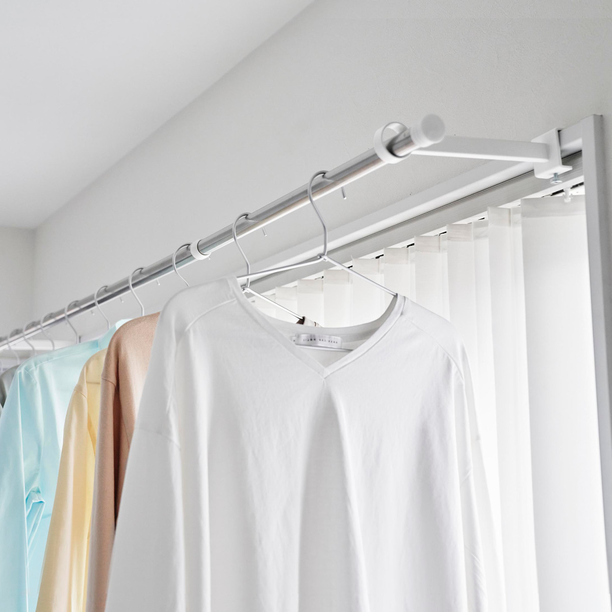 山崎実業 tower 鴨居室内物干しポールホルダー タワー 奥行ワイド ( 4903208015868 タワーシリーズ 鴨居室内物干し ポールホルダー 洗濯ハンガー 室内干し 部屋干し 鴨居 洗濯ポール ドア枠 ハンガー セット ) 【ホワイト】 ホワイト