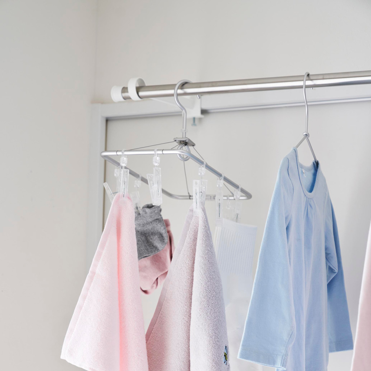 山崎実業 tower 鴨居室内物干しポールホルダー タワー 奥行ワイド ( 4903208015868 タワーシリーズ 鴨居室内物干し ポールホルダー 洗濯ハンガー 室内干し 部屋干し 鴨居 洗濯ポール ドア枠 ハンガー セット ) 【ホワイト】 ホワイト