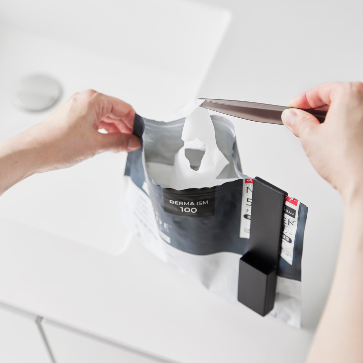 山崎実業 tower ホルダー付きフェイスマスクトング タワー ( 4903208014090 タワーシリーズ フェイスマスクトング ホルダー付き 衛生的 通気性 フェイスマスク用 フェイスマスク 洗面所 フェイスパック パック ホルダー トング ) 【ホワイト】 ホワイト