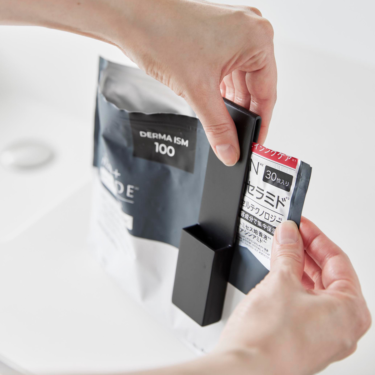 山崎実業 tower ホルダー付きフェイスマスクトング タワー ( 4903208014090 タワーシリーズ フェイスマスクトング ホルダー付き 衛生的 通気性 フェイスマスク用 フェイスマスク 洗面所 フェイスパック パック ホルダー トング ) 【ホワイト】 ホワイト