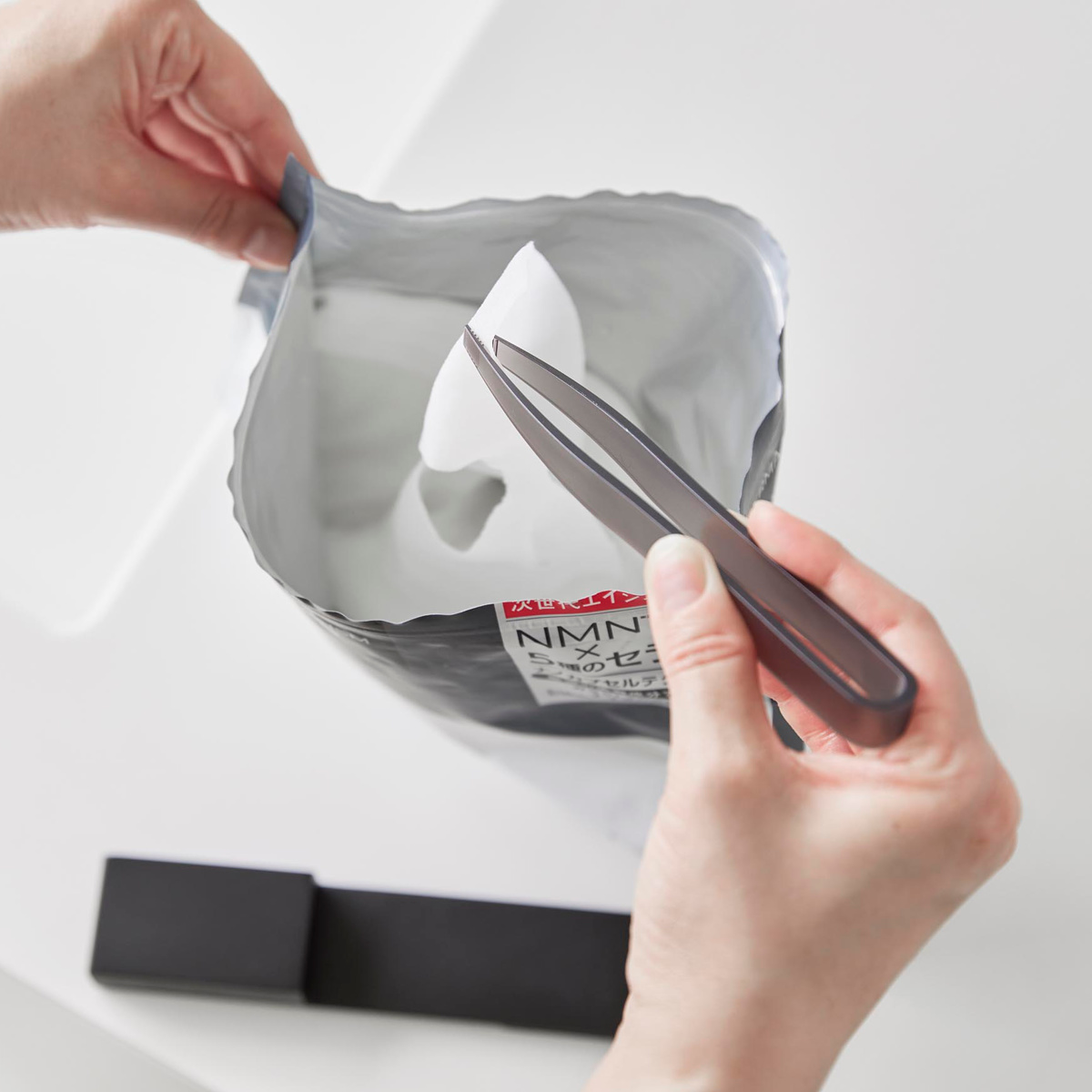 山崎実業 tower ホルダー付きフェイスマスクトング タワー ( 4903208014090 タワーシリーズ フェイスマスクトング ホルダー付き 衛生的 通気性 フェイスマスク用 フェイスマスク 洗面所 フェイスパック パック ホルダー トング ) 【ホワイト】 ホワイト