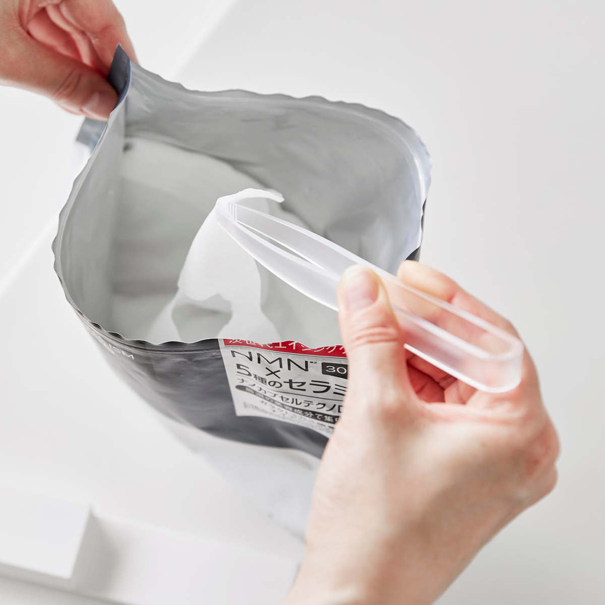 山崎実業 tower ホルダー付きフェイスマスクトング タワー ( 4903208014090 タワーシリーズ フェイスマスクトング ホルダー付き 衛生的 通気性 フェイスマスク用 フェイスマスク 洗面所 フェイスパック パック ホルダー トング ) 【ホワイト】 ホワイト