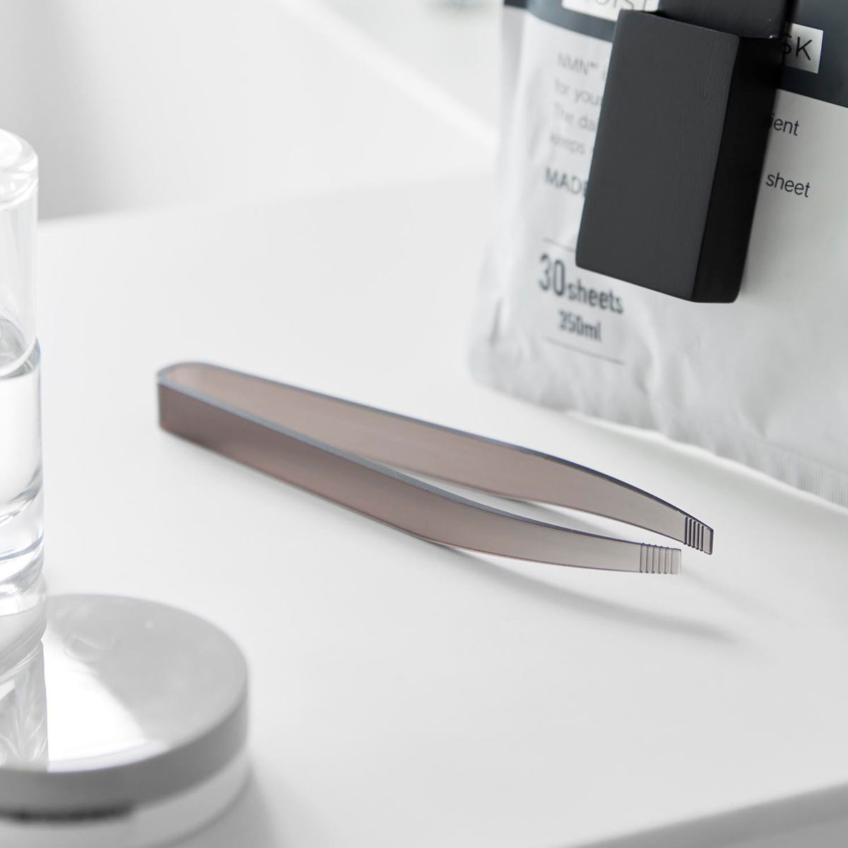 山崎実業 tower ホルダー付きフェイスマスクトング タワー ( 4903208014090 タワーシリーズ フェイスマスクトング ホルダー付き 衛生的 通気性 フェイスマスク用 フェイスマスク 洗面所 フェイスパック パック ホルダー トング ) 【ホワイト】 ホワイト