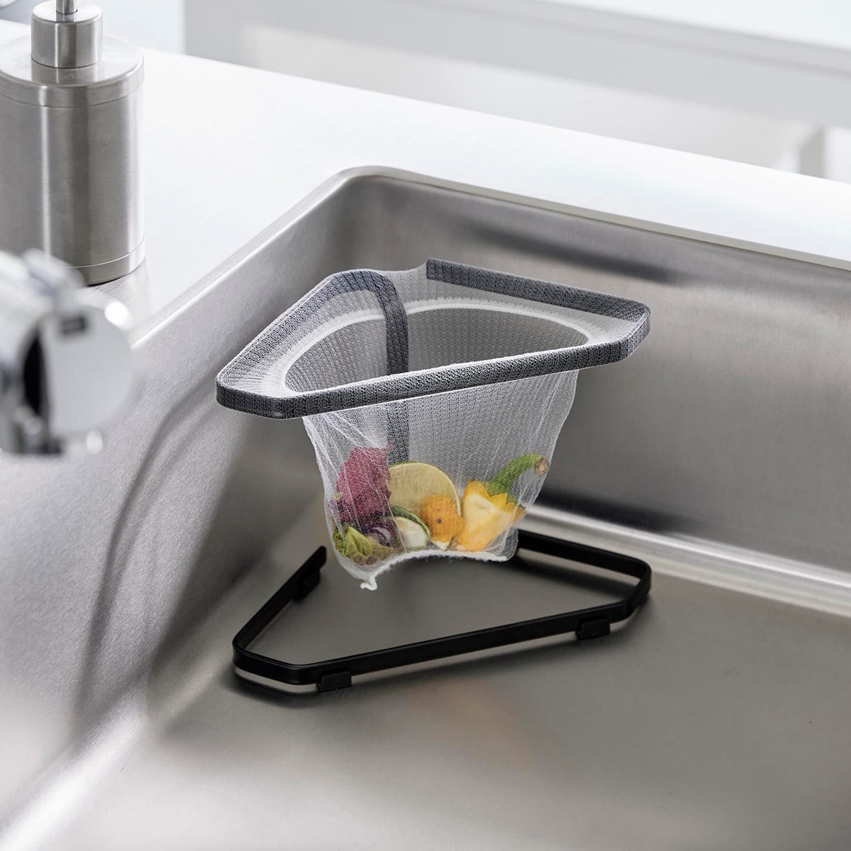 山崎実業 tower 水切りネットが付けられる三角コーナー タワー ( 4903208015554 タワーシリーズ 三角コーナー 水切りネットホルダー ステンレス製 ホルダー ネットホルダー シンクラック 三角コーナーラック ) 【ブラック】 ブラック