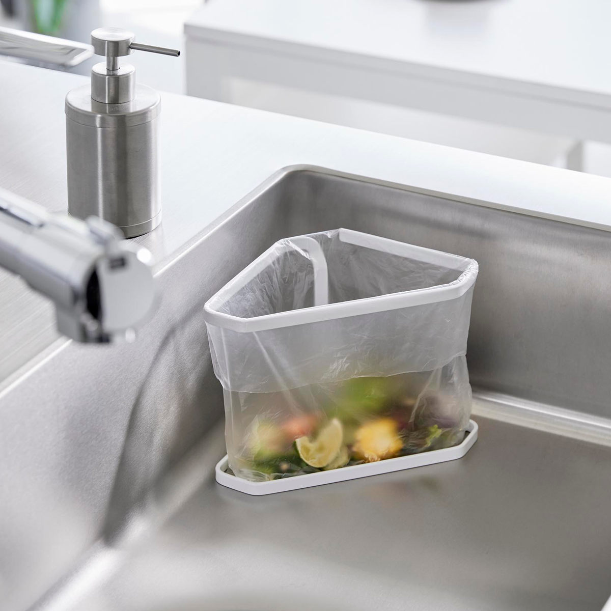 山崎実業 tower 水切りネットが付けられる三角コーナー タワー ( 4903208015554 タワーシリーズ 三角コーナー 水切りネットホルダー ステンレス製 ホルダー ネットホルダー シンクラック 三角コーナーラック ) 【ブラック】 ブラック