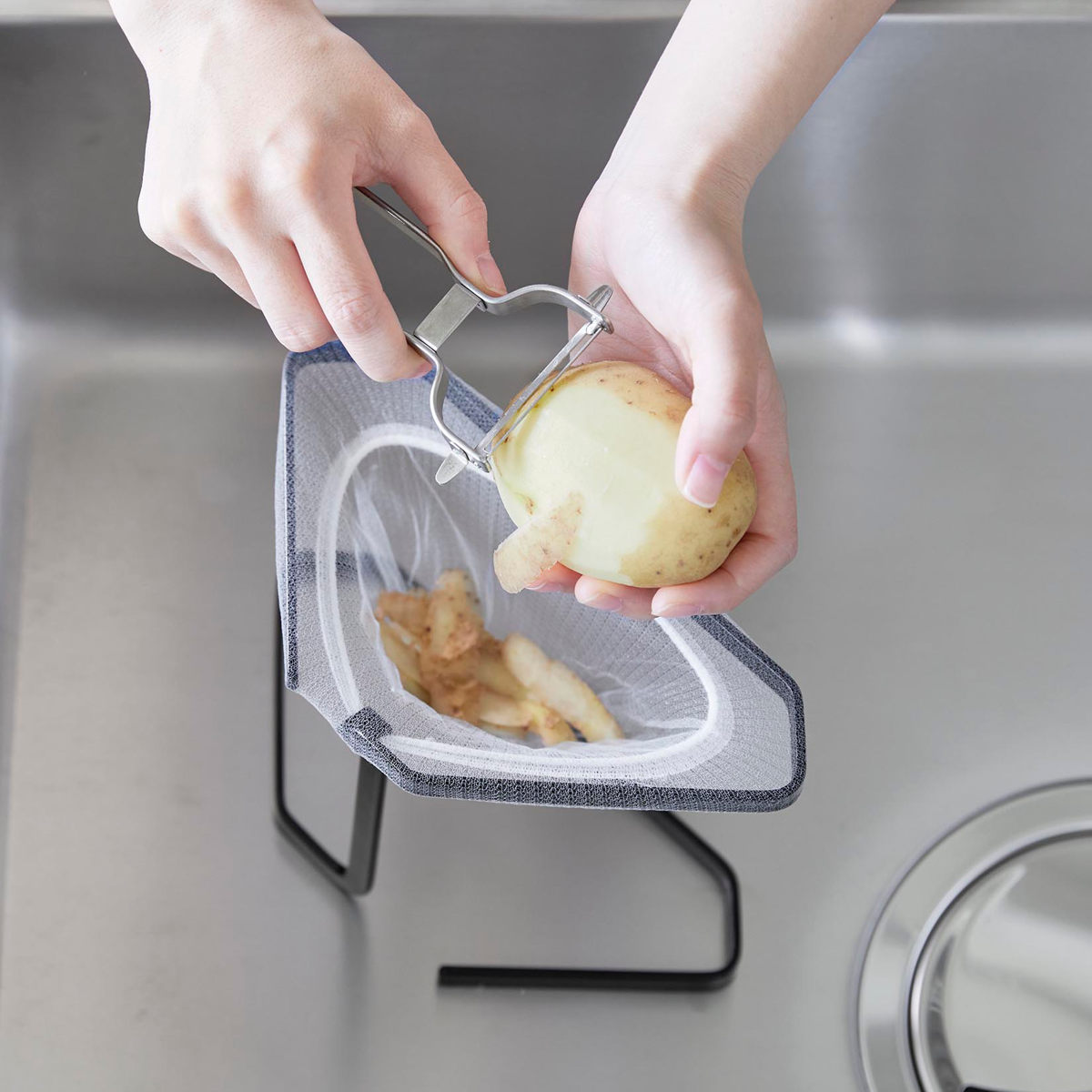 山崎実業 tower 水切りネットが付けられる三角コーナー タワー ( 4903208015554 タワーシリーズ 三角コーナー 水切りネットホルダー ステンレス製 ホルダー ネットホルダー シンクラック 三角コーナーラック ) 【ブラック】 ブラック