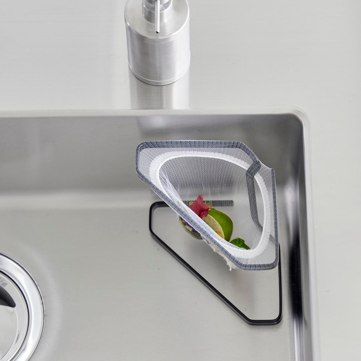 山崎実業 tower 水切りネットが付けられる三角コーナー タワー ( 4903208015554 タワーシリーズ 三角コーナー 水切りネットホルダー ステンレス製 ホルダー ネットホルダー シンクラック 三角コーナーラック ) 【ブラック】 ブラック