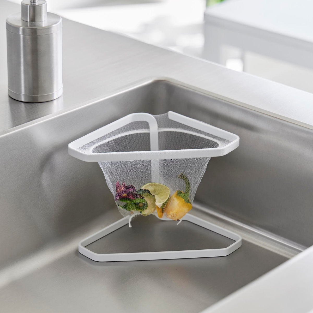 山崎実業 tower 水切りネットが付けられる三角コーナー タワー ( 4903208015554 タワーシリーズ 三角コーナー 水切りネットホルダー ステンレス製 ホルダー ネットホルダー シンクラック 三角コーナーラック ) 【ブラック】 ブラック