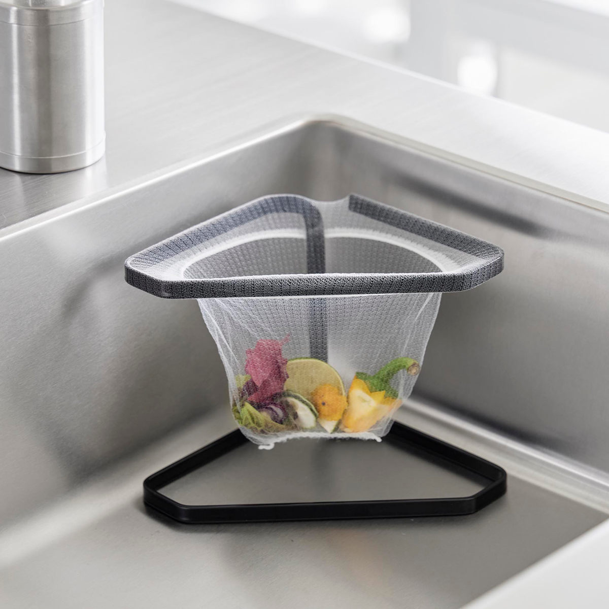 山崎実業 tower 水切りネットが付けられる三角コーナー タワー ( 4903208015554 タワーシリーズ 三角コーナー 水切りネットホルダー ステンレス製 ホルダー ネットホルダー シンクラック 三角コーナーラック ) 【ブラック】 ブラック