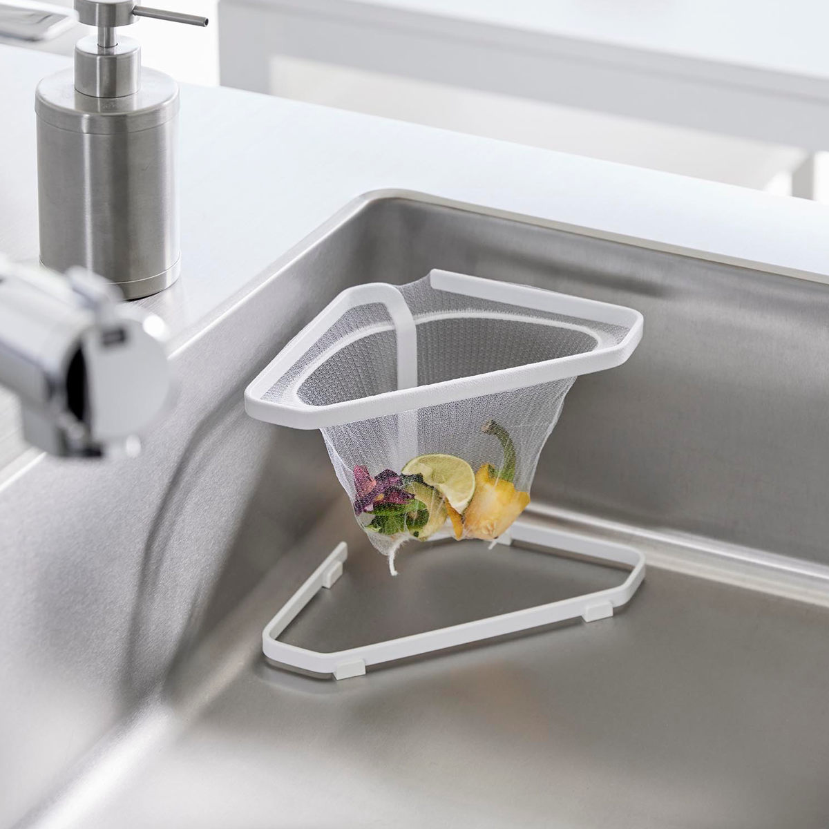 山崎実業 tower 水切りネットが付けられる三角コーナー タワー ( 4903208015554 タワーシリーズ 三角コーナー 水切りネットホルダー ステンレス製 ホルダー ネットホルダー シンクラック 三角コーナーラック ) 【ブラック】 ブラック