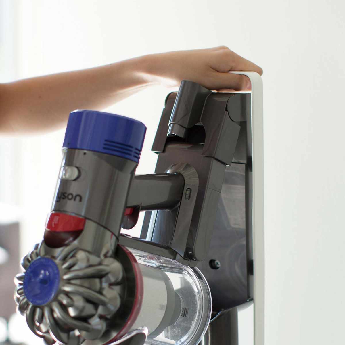 山崎実業 tower コードレスクリーナースタンド タワー ( 4903208035408 タワーシリーズ クリーナースタンド 掃除機スタンド ツールスタンド 掃除機 収納 縦型掃除機スタンド コードレス掃除機スタンド ) 【ホワイト】 ホワイト