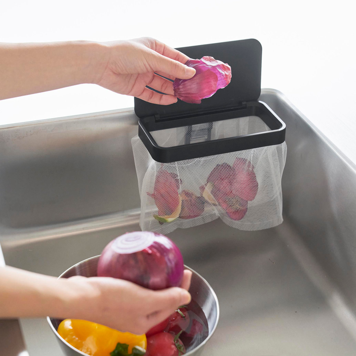 山崎実業 tower フィルムフック蓋付きポリ袋ホルダー タワー ( 4903208012898 タワーシリーズ 蓋付きポリ袋ホルダー フィルムフック 蓋付き ポリ袋ホルダー フタ付き 三角コーナー ゴミ袋ホルダー 生ゴミ ) 【ブラック】 ブラック