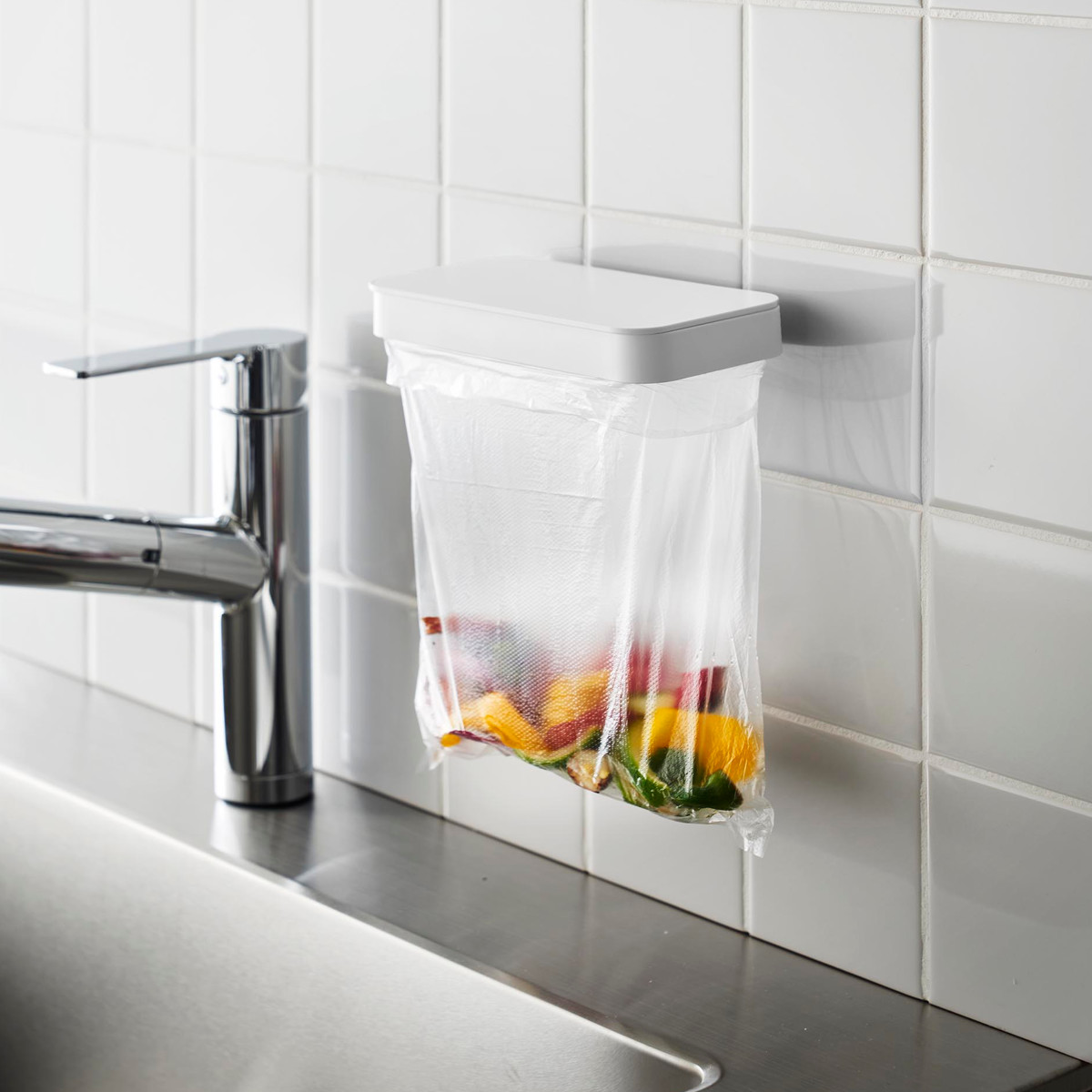 山崎実業 tower フィルムフック蓋付きポリ袋ホルダー タワー ( 4903208012898 タワーシリーズ 蓋付きポリ袋ホルダー フィルムフック 蓋付き ポリ袋ホルダー フタ付き 三角コーナー ゴミ袋ホルダー 生ゴミ ) 【ブラック】 ブラック