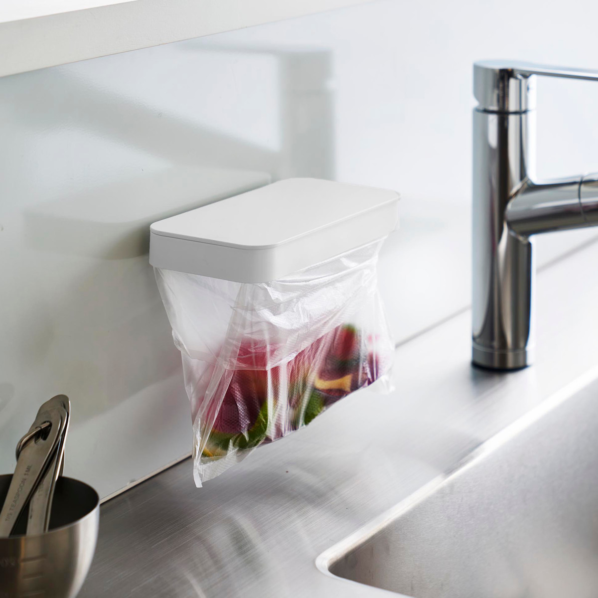 山崎実業 tower フィルムフック蓋付きポリ袋ホルダー タワー ( 4903208012898 タワーシリーズ 蓋付きポリ袋ホルダー フィルムフック 蓋付き ポリ袋ホルダー フタ付き 三角コーナー ゴミ袋ホルダー 生ゴミ ) 【ブラック】 ブラック