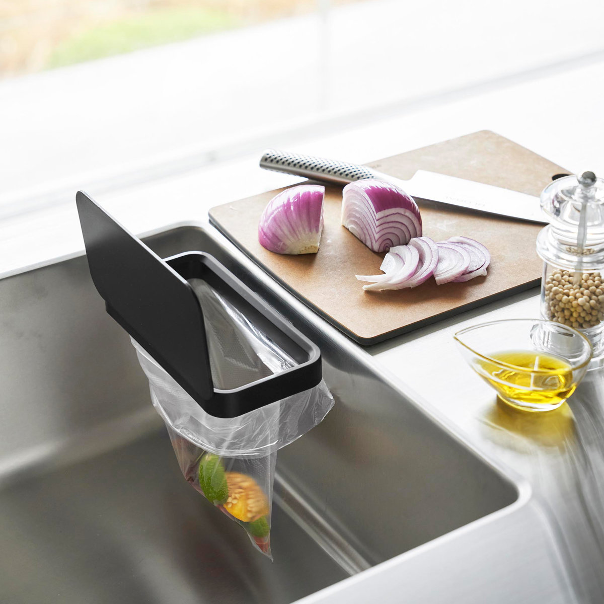 山崎実業 tower フィルムフック蓋付きポリ袋ホルダー タワー ( 4903208012898 タワーシリーズ 蓋付きポリ袋ホルダー フィルムフック 蓋付き ポリ袋ホルダー フタ付き 三角コーナー ゴミ袋ホルダー 生ゴミ ) 【ブラック】 ブラック