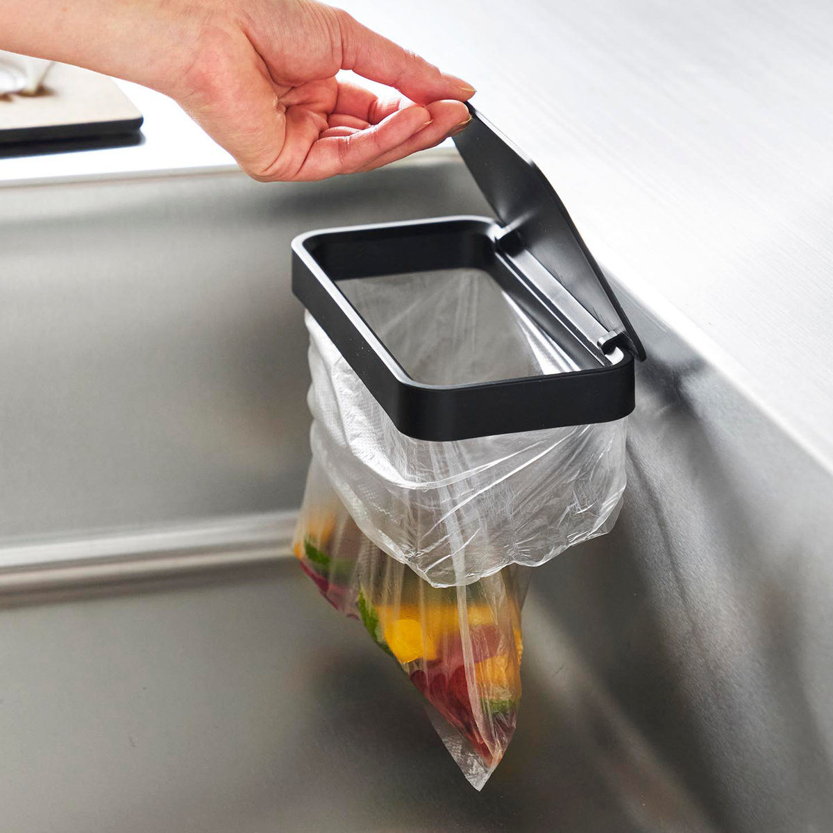 山崎実業 tower フィルムフック蓋付きポリ袋ホルダー タワー ( 4903208012898 タワーシリーズ 蓋付きポリ袋ホルダー フィルムフック 蓋付き ポリ袋ホルダー フタ付き 三角コーナー ゴミ袋ホルダー 生ゴミ ) 【ブラック】 ブラック