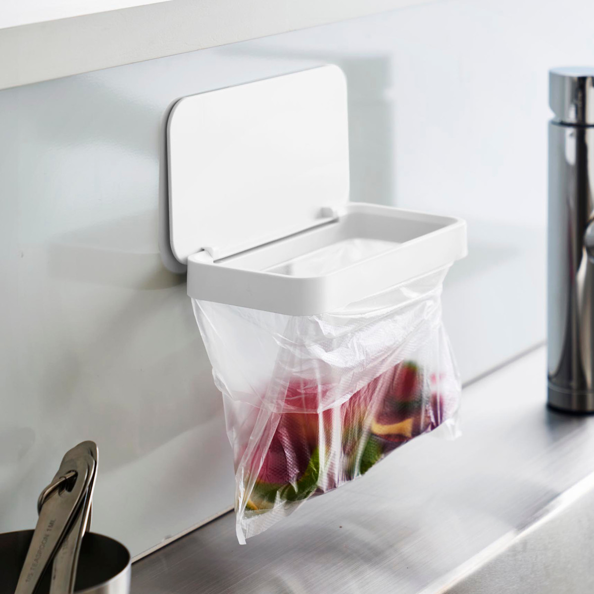 山崎実業 tower フィルムフック蓋付きポリ袋ホルダー タワー ( 4903208012898 タワーシリーズ 蓋付きポリ袋ホルダー フィルムフック 蓋付き ポリ袋ホルダー フタ付き 三角コーナー ゴミ袋ホルダー 生ゴミ ) 【ブラック】 ブラック