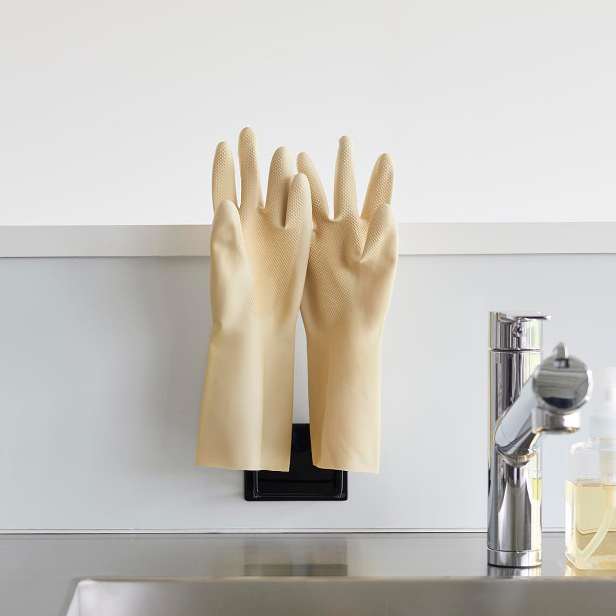 山崎実業 tower マグネットグローブホルダー タワー ( 4903208015226 タワーシリーズ マグネット グローブホルダー ゴム手袋ホルダー グローブ ゴム手袋 マグネット式 磁石 ゴム手袋収納 ゴム手袋ハンガー ) 【ブラック】 ブラック