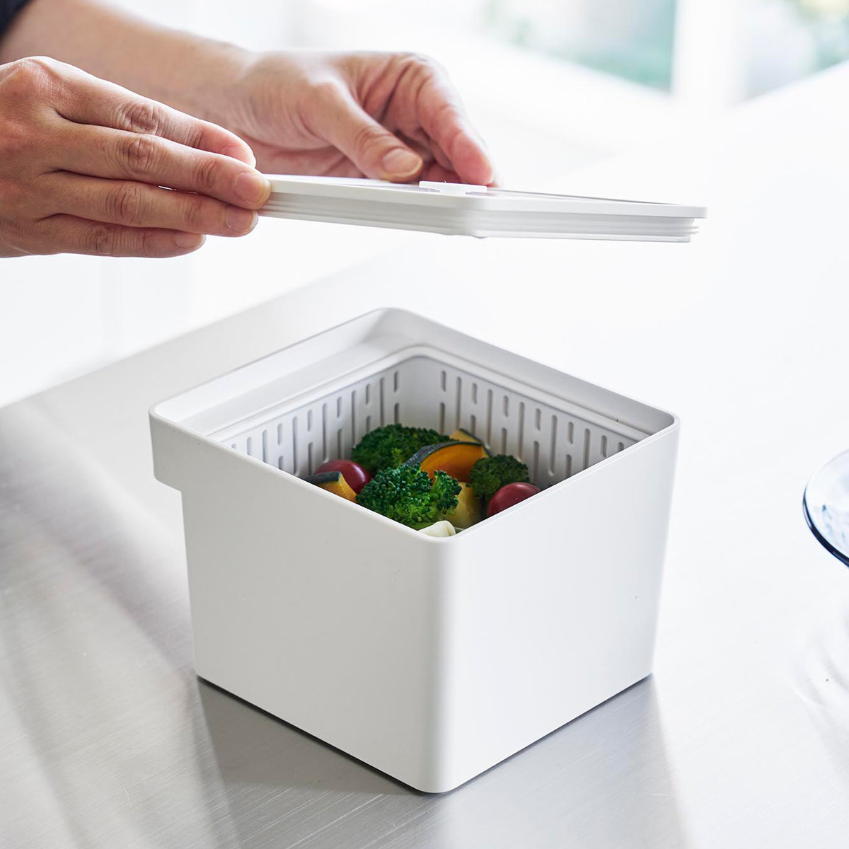 山崎実業 tower 電子レンジ・食洗機対応 ザル付き保存容器 タワー ( 4903208017770 タワーシリーズ ざる付き保存容器 保存容器 ザル付き 電子レンジ対応 食洗機対応 密閉容器 密閉 保存 容器 レンジ対応 冷凍保存 ) 【ブラック】 ブラック