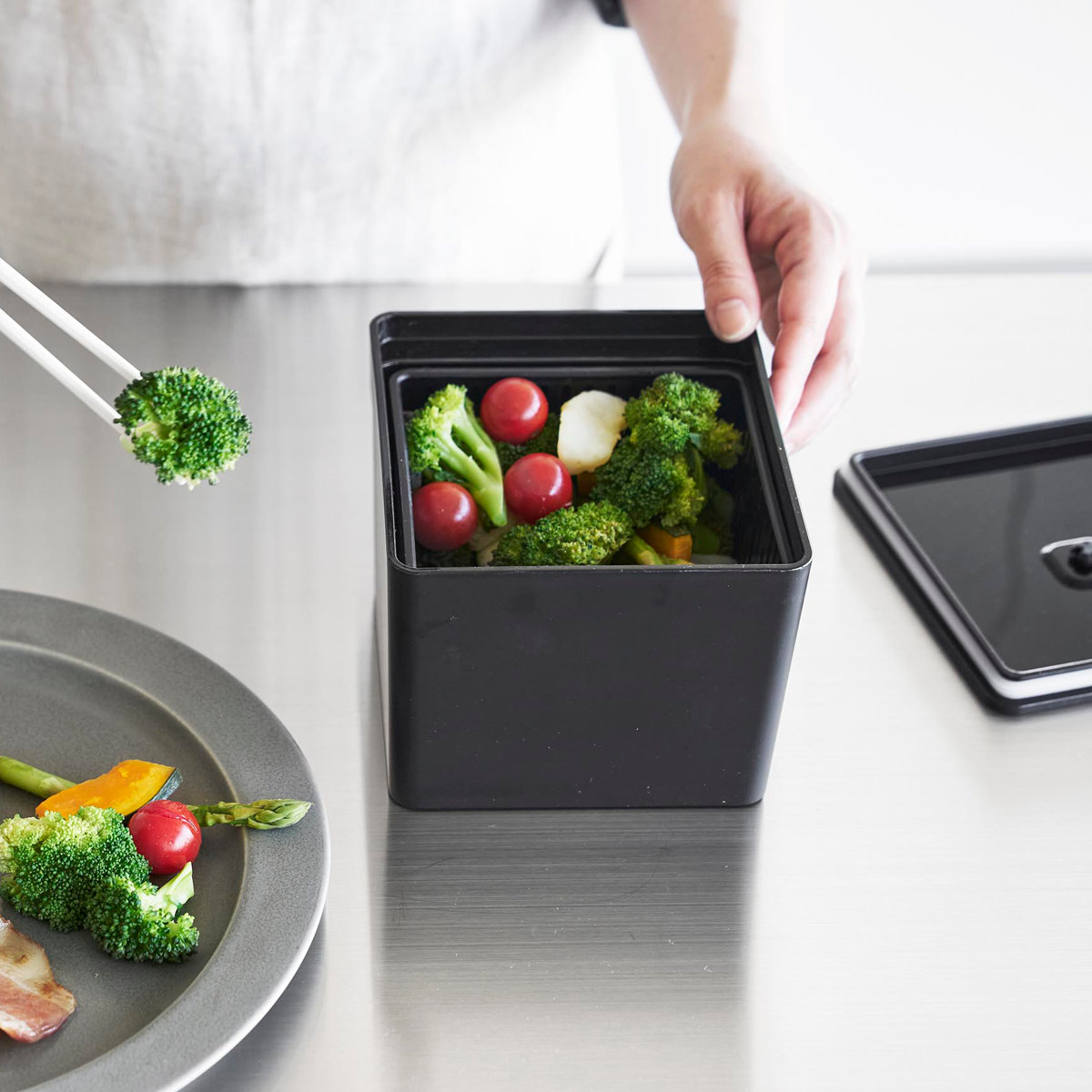 山崎実業 tower 電子レンジ・食洗機対応 ザル付き保存容器 タワー ( 4903208017770 タワーシリーズ ざる付き保存容器 保存容器 ザル付き 電子レンジ対応 食洗機対応 密閉容器 密閉 保存 容器 レンジ対応 冷凍保存 ) 【ブラック】 ブラック