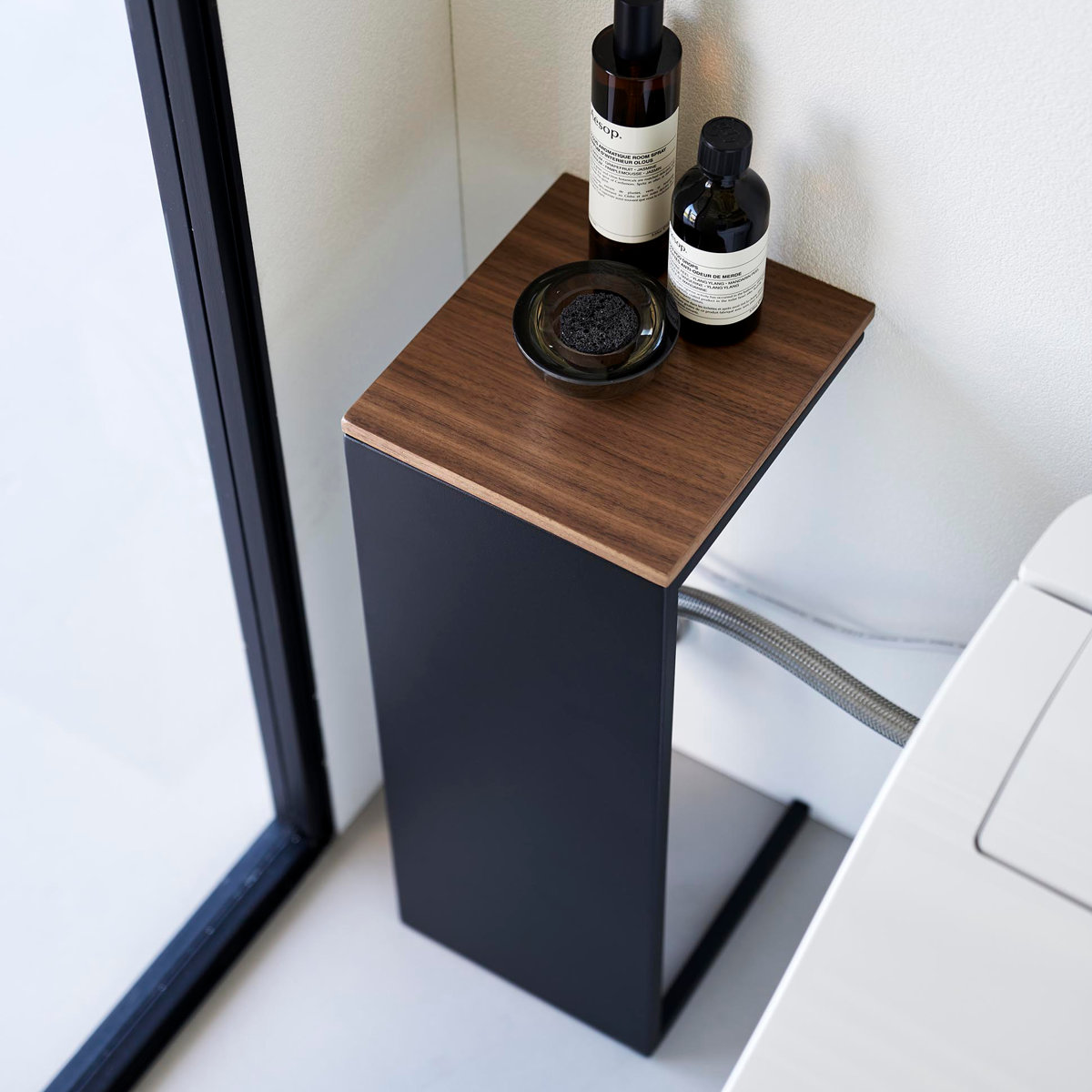 山崎実業 tower 目隠しトイレ配管カバー タワー ( 4903208052238 タワーシリーズ 目隠し トイレ配管カバー 配管カバー トイレ 配管 電源コード 隠す収納 収納 隠す トイレ収納 カバー スリム 天板 ) 【ブラック】 ブラック