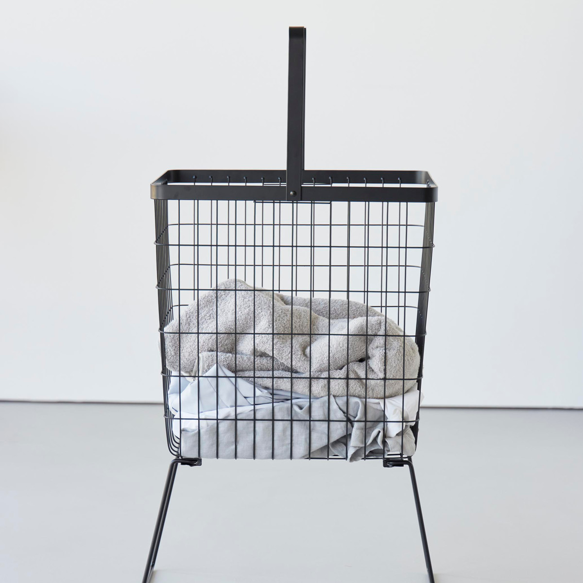 山崎実業 tower 折り畳み脚付きランドリーバスケット タワー ( 4903208014625 タワーシリーズ ランドリーバスケット 脚付き 折りたたみ脚付き バスケット 洗濯かご ランドリー ワイヤー 洗濯カゴ 洗濯物入れ 脚付きバスケット ) 【ブラック】 ブラック