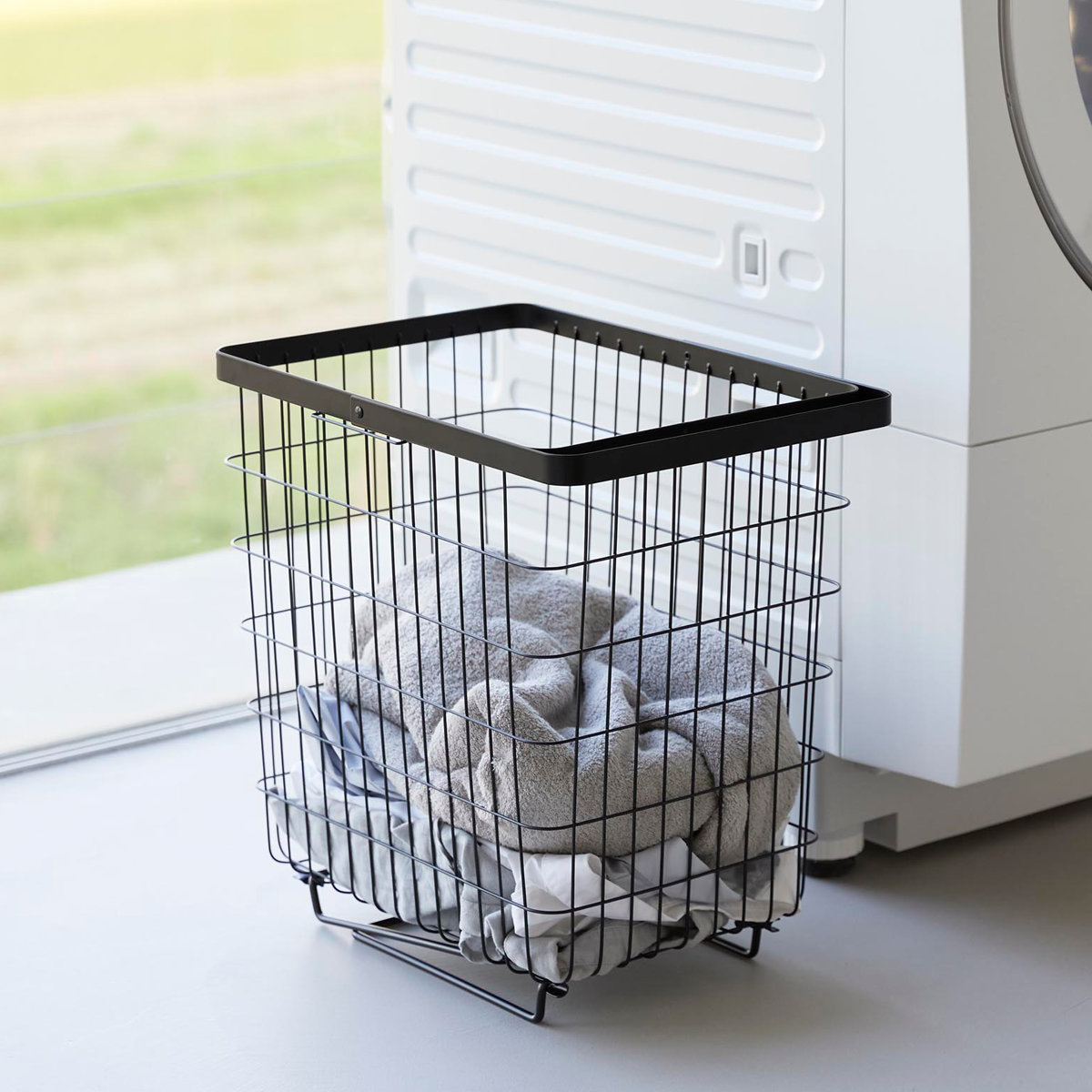 山崎実業 tower 折り畳み脚付きランドリーバスケット タワー ( 4903208014625 タワーシリーズ ランドリーバスケット 脚付き 折りたたみ脚付き バスケット 洗濯かご ランドリー ワイヤー 洗濯カゴ 洗濯物入れ 脚付きバスケット ) 【ブラック】 ブラック