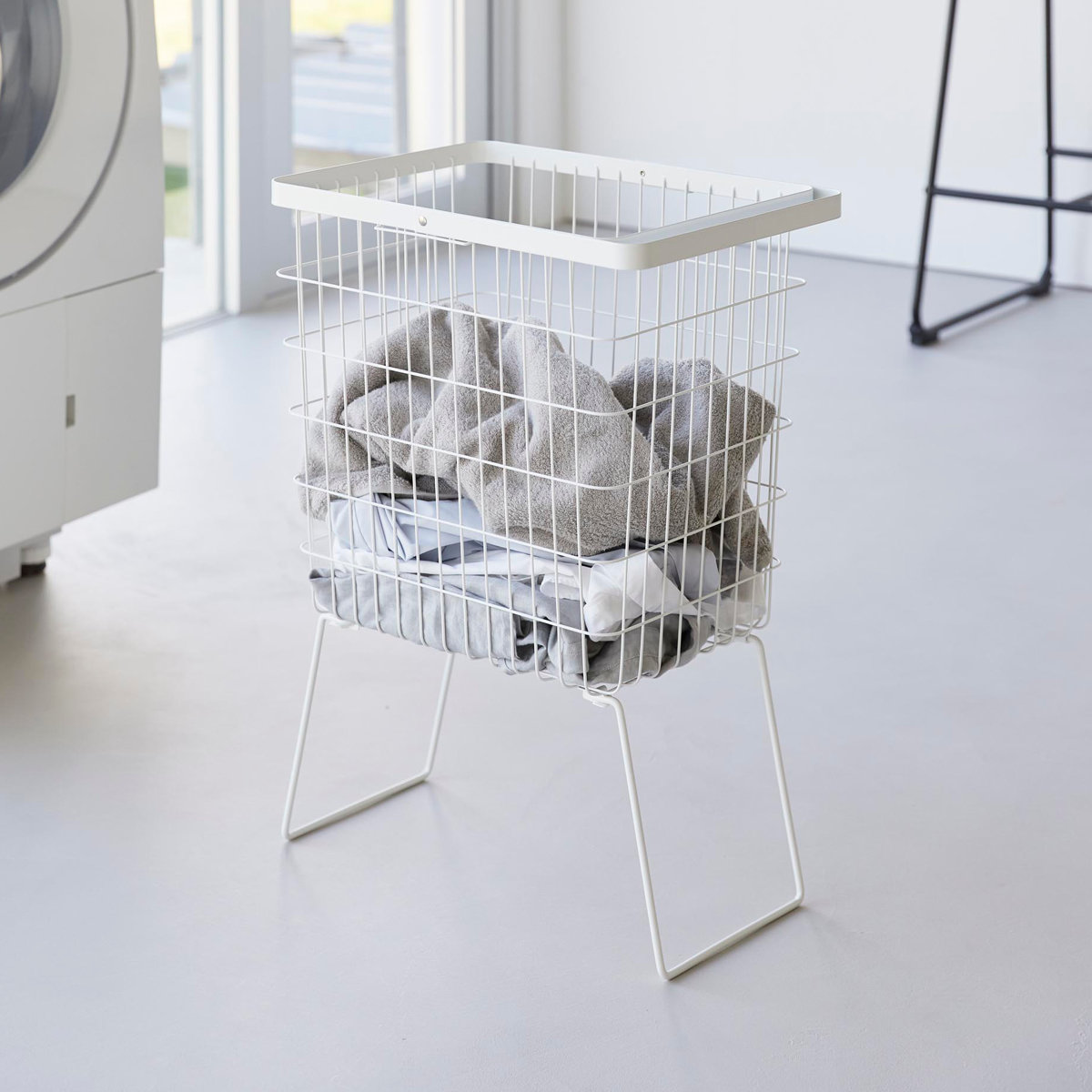 山崎実業 tower 折り畳み脚付きランドリーバスケット タワー ( 4903208014625 タワーシリーズ ランドリーバスケット 脚付き 折りたたみ脚付き バスケット 洗濯かご ランドリー ワイヤー 洗濯カゴ 洗濯物入れ 脚付きバスケット ) 【ブラック】 ブラック