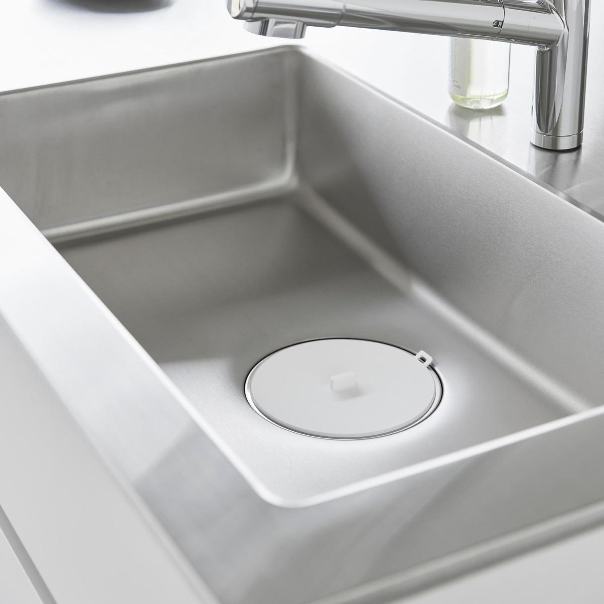 山崎実業 tower マグネット浸け置き洗いキャップ タワー ( 4903208013161 タワーシリーズ 浸け置き洗いキャップ マグネット シンク 食洗機対応 磁石 浮かせる シンク用 ふた カバー キッチン シンク掃除 つけ置き 台所 栓 浸け ) 【ホワイト】 ホワイト