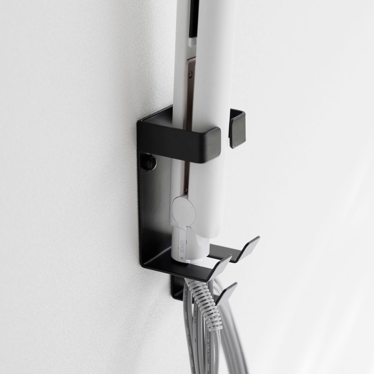 山崎実業 tower ウォールヘアーアイロンホルダー タワー 石こうボード壁対応 ( 4903208013451 タワーシリーズ ヘアーアイロンホルダー 石こうボード壁 壁面 ヘアアイロン ヘアアイロンホルダー ) 【ブラック】 ブラック