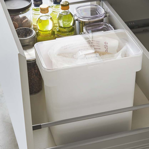 Lohaco 米びつ 密閉 袋ごと米びつ タワー Tower 5kg 計量カップ付き ホワイト ライスボックス 米櫃 ライスストッカー こめびつ コメビツ パッキン付き お米収納 キッチン収納 山崎実業 保存容器 キャニスター リビングート ロハコ店