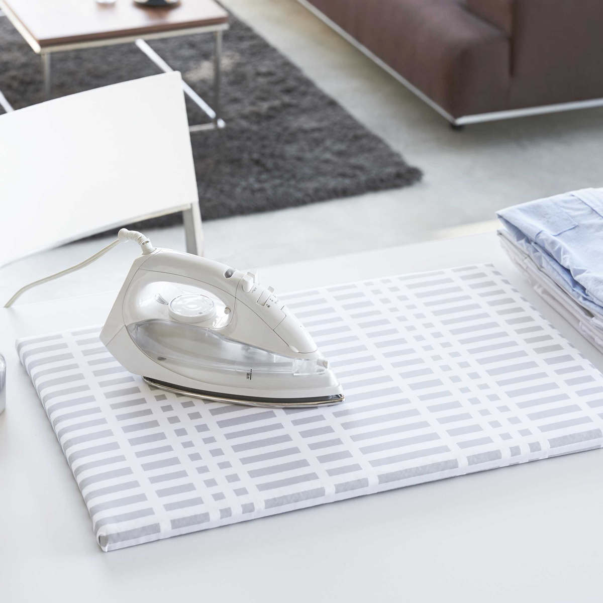 山崎実業 北欧風 暮らしの定番 平型アイロン台 ( 4903208012225 アイロン台 脚なし チェック アイロンボード 北欧 軽量 コンパクト 平型タイプ 折りたたみ アイロン掛け 作業台 )
