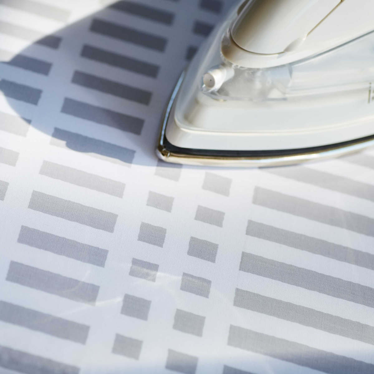 山崎実業 北欧風 暮らしの定番 平型アイロン台 ( 4903208012225 アイロン台 脚なし チェック アイロンボード 北欧 軽量 コンパクト 平型タイプ 折りたたみ アイロン掛け 作業台 )