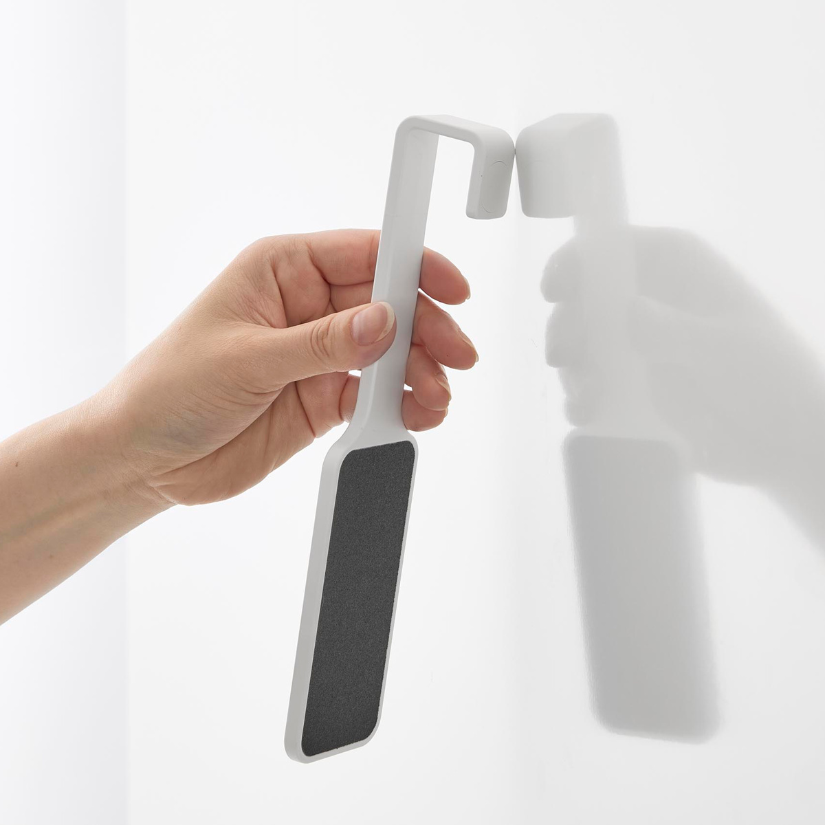 山崎実業 tower マグネットかかとやすり タワー ( 4903208013062 タワーシリーズ かかとやすり かかとケア 磁石 マグネット 浮かせる収納 浮かせて収納 角質 ケア やすり ) 【ブラック】 ブラック