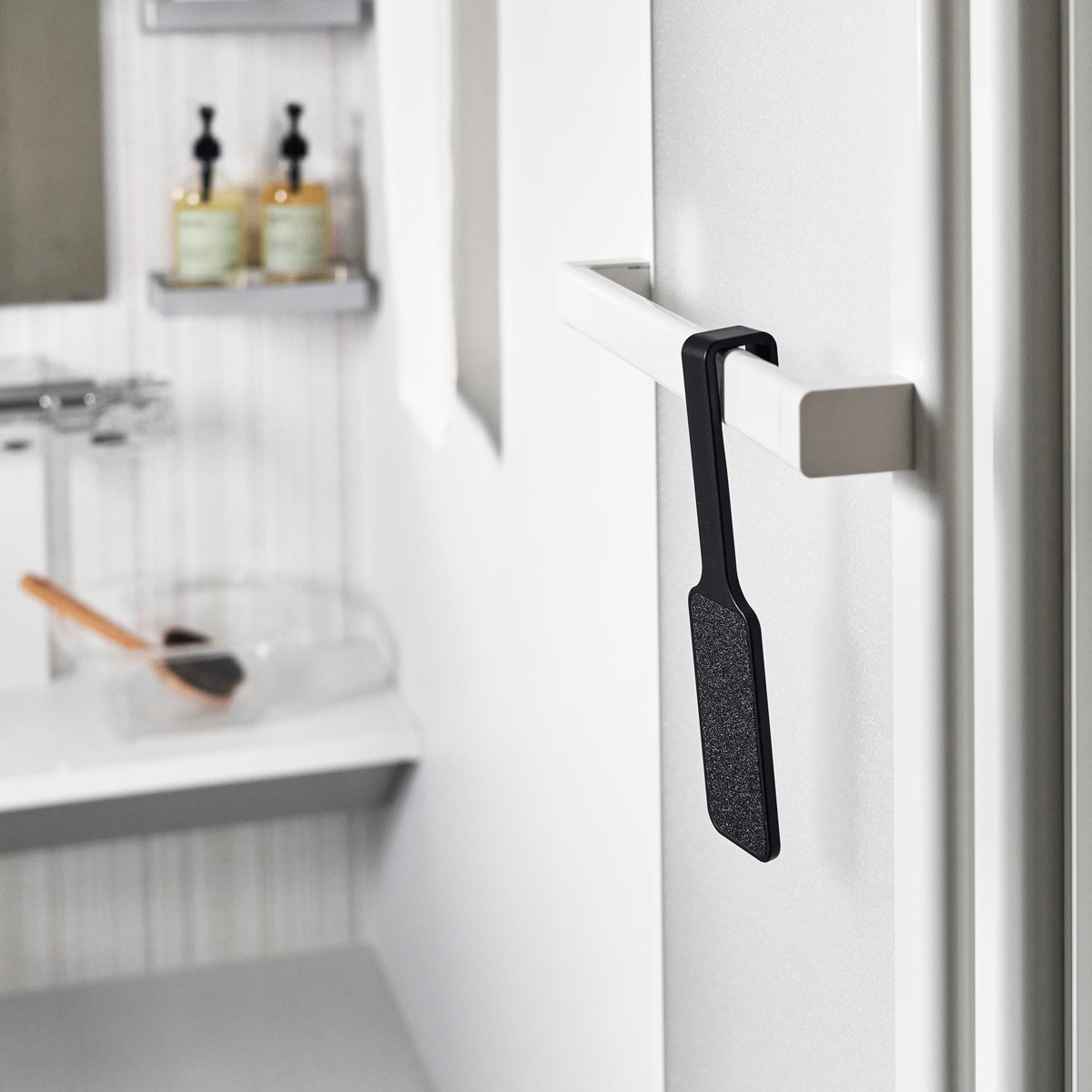 山崎実業 tower マグネットかかとやすり タワー ( 4903208013062 タワーシリーズ かかとやすり かかとケア 磁石 マグネット 浮かせる収納 浮かせて収納 角質 ケア やすり ) 【ブラック】 ブラック